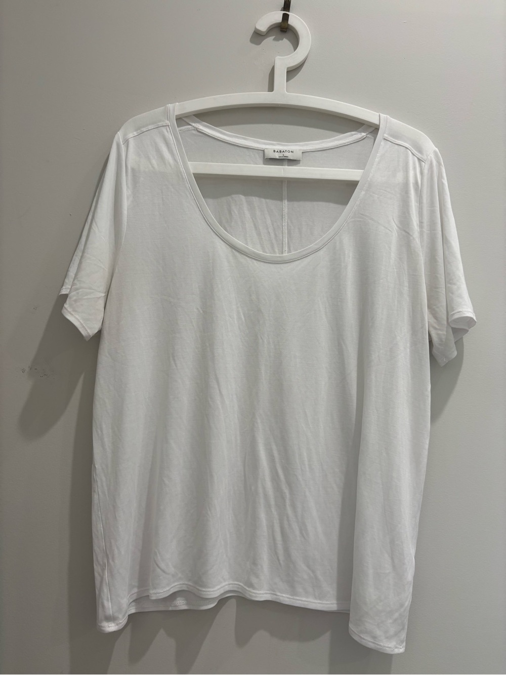 Babaton White Scoop Neck Short Sleeve Tee - Classic Essential